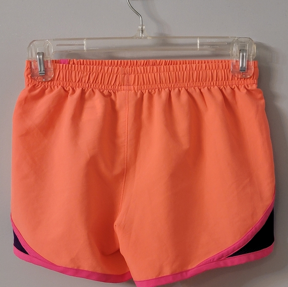 Under Armour Loose shorts heatgear Size: girls Youth medium - Picture 3 of 4